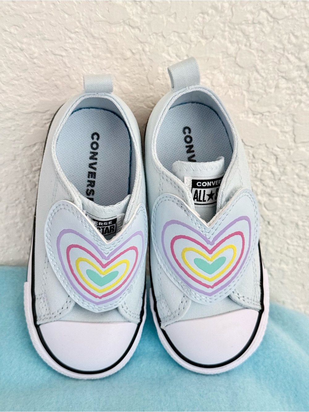 Converse Kids Sz 7 Heart Patch Slip-On Sneakers in Light Blue